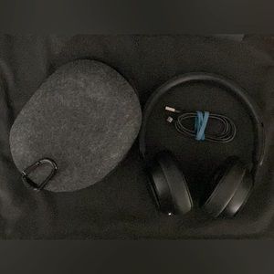 Beats Solo3 Wireless On-Ear Headphone with case & charging cable